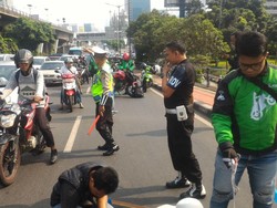 Polisi dan Driver Go-Jek Temukan 2 Kg Ranjau Paku di Flyover Slipi