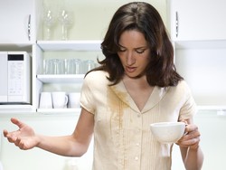 Tips Praktis Menghilangkan Noda Kopi pada Pakaian