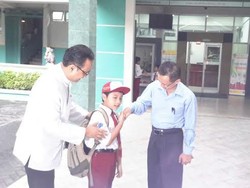 Wagub Jatim Antar Dua Anaknya di Hari Pertama Masuk Sekolah