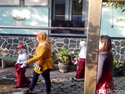 Juli: Gerakan Mengantar Anak ke Sekolah dan Kaitannya dengan Psikis Anak