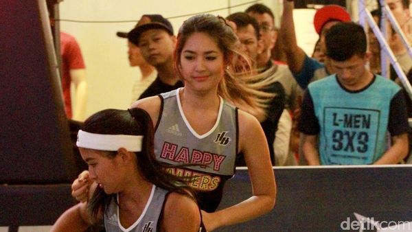 Melihat Keseruan Anindya Kusuma Putri dan Maria Selena Tanding Basket