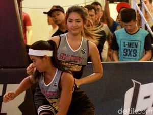 Melihat Keseruan Anindya Kusuma Putri dan Maria Selena Tanding Basket