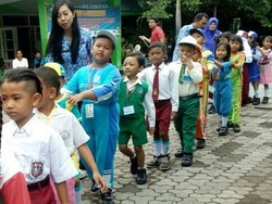 Hari Pertama Sekolah, Murid SD di Banyuwangi Disambut Guru dan Lantunan Lagu