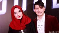 Zaskia Sungkar dan Irwansyah, Serasi dalam Warna Merah