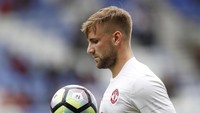 Luke Shaw dibeli Manchester United searga 37,5 juta euro dari Southampton pada 2014/2015 di usia 18 tahun, menjadikannya remaja termahal di dunia saat itu. Dia langsung menerima gaji 70 ribu pound, atau setara Rp 1,2 miliar per pekan dengan kurs saat ini. (Foto: REUTERS/Lee Smith)