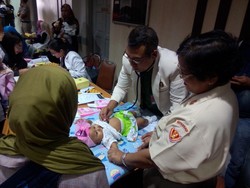 Tim RS Polri dan RSPAD Gatot Subroto Vaksin Ulang Bayi di RS Harapan Bunda