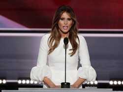 Pakai Gaun Putih Saat Pidato, Melania Trump Disebut Contek Caitlyn Jenner