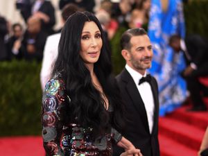 Cher Kesal Karena Produk Busana Olahraga Kate Hudson, Ada Apa?