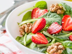 Sudah Mulai Diet? Racik Sendiri Salad Sayuran yang Praktis Ini