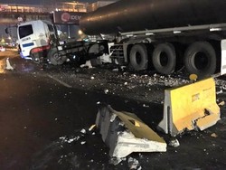 Truk Tangki Tabrak Separator Busway di Cawang, Tutupi 2 Lajur Jalan