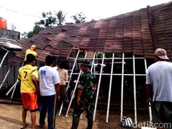Angin Puting Beliung Terjang 2 Desa di Sukabumi, Puluhan Rumah Rusak