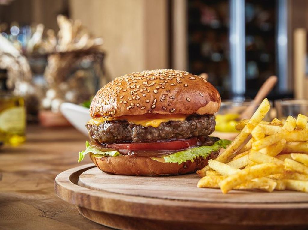 Di 5 Tempat Ini Bisa Makan Burger Premium Sambil Nongkrong