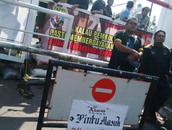 Begini Barikade Warga yang Tolak Penertiban Rumah Kompleks AD Gegerkalong