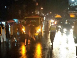 Truk Terguling Gencet Mobil Hingga Ringsek di Sukabumi, 3 Orang Terluka