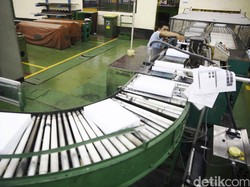 Begini Cara Rini Soemarno Hidupkan 2 BUMN Produsen Kertas yang Mati Suri