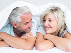 Solusi Agar Istri Mau Berhubungan Seks Meski Sudah Menopause