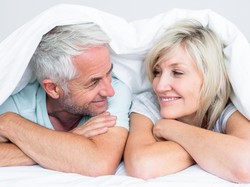 Romantisnya Kakek 97 Tahun, Beri Bunga ke Istri di Hari Valentine China