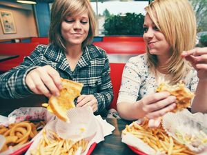 Selalu Ingin Tambah Saat Makan Fast Food, Ini Penyebabnya