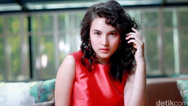 Heartthrob ! Tatapan Chelsea Islan Bikin Jatuh Hati