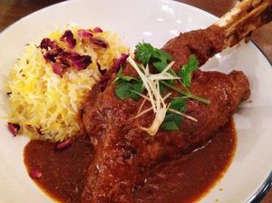 Lamb Roganjosh dan Butter Chicken Masala yang Sedap Berempah Disajikan di Bolly Food
