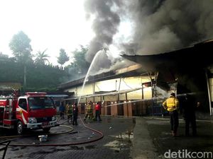 Pabrik Garmen di Sukabumi Terbakar, 7 Unit Damkar Diterjunkan Pabrik Garmen di Sukabumi Terbakar, 7 Unit Damkar Diterjunkan