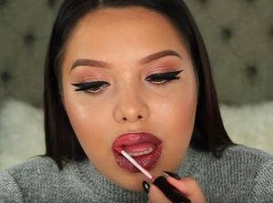 Wanita Ini Pulas 100 Lipstik di Bibirnya, Apa Jadinya?