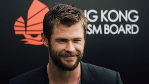 Begini Gaya Si Tampan Chris Hemsworth Saat Masak dan Makan!