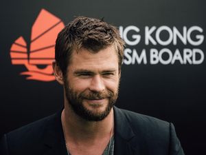 Begini Gaya Si Tampan Chris Hemsworth Saat Masak dan Makan!