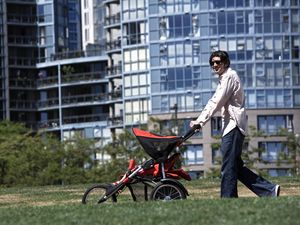 5 Barang untuk Anak yang Masih Aman Dibeli dalam Kondisi Preloved 5 Barang untuk Anak yang Masih Aman Dibeli dalam Kondisi Preloved