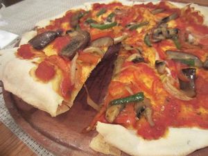 Petit Paris-Lyon Cafe: Ngemil Pizza Vegetarian a la Italia yang Renyah Tipis