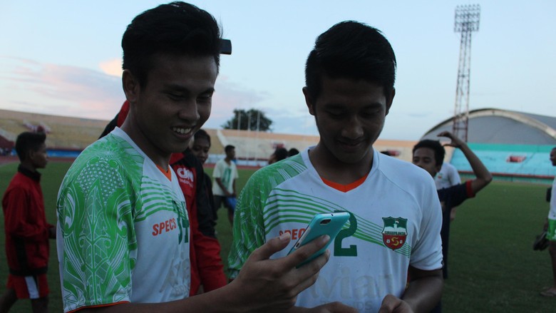 Demam Pokemon Go Melanda Dua Pemain Surabaya United Ini Demam Pokemon Go Melanda Dua Pemain Surabaya United Ini