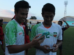 Demam Pokemon Go Melanda Dua Pemain Surabaya United Ini