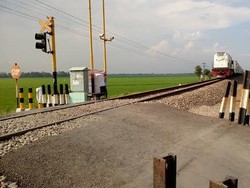 Doni Mengais Rezeki Jaga Perlintasan, Hasilnya Ditabung dan Belanja Ibu