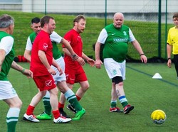 Tren Baru Lawan Depresi, Sepakbola Sambil Jalan