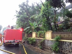 Api yang Bakar Rumah di Duren Tiga Barat Padam, Dipicu Sambaran Petir