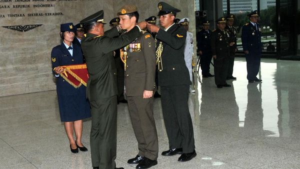 Panglima TNi Beri Pangab Singapura Tanda Kehormatan