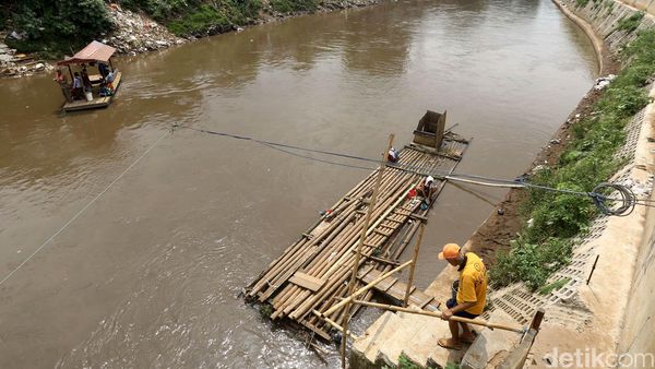 Perahu Eretan Bantu Pelajar Sebrangi Ciliwung