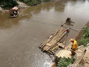 Perahu Eretan Bantu Pelajar Sebrangi Ciliwung
