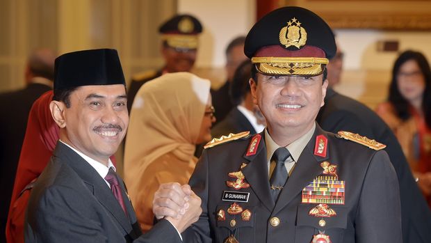 Wakapolri Komjen Pol Budi Gunawan (kanan) berjabat tangan dengan Kepala Badan Nasional Penanggulangan Terorisme (BNPT) Komisaris Jenderal Polisi Suhardi Alius (kiri) seusai pengucapan sumpah jabatan di Istana Negara, Jakarta, Rabu (20/7). Komjen Pol Suhardi Alius menggantikan Jenderal Polisi Tito Karnavian yang kini menjabat Kepala Kepolisian RI. ANTARA FOTO/Yudhi Mahatma/kye/16