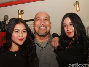 Indro Warkop Sumringah Foto Bareng Duo Serigala Indro Warkop Sumringah Foto Bareng Duo Serigala