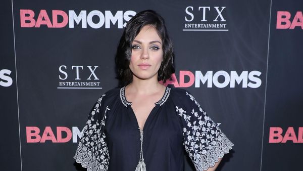 Mila Kunis Elegan dengan Romper Hitam