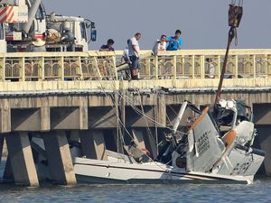 Pesawat Amfibi Tabrak Jembatan di Shanghai, 5 Orang Tewas Pesawat Amfibi Tabrak Jembatan di Shanghai, 5 Orang Tewas