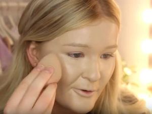 Setelah Heboh Video Pulas 100 Lipstik, Kini Ada Wanita Pakai 100 Foundation