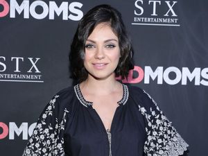 Mila Kunis Dukung Para Ibu untuk Tidak Takut Menyusui Anaknya