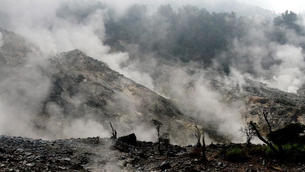 Pengunjung saat menikmati keindahan alam Kawah ratu di Kawasan Taman Nasional Gunung Halimun Salak, Kabupaten Bogor, Jawa Barat, Selasa (19/7). Kawah Ratu merupakan salah satu destinasi wisata alam di kawasan Bogor, menyajikan keindahan  kawah alami, untuk mencapai kawasan ini wisatawan memerlukan waktu berjalan sekitar dua jam dari pos Pasir Reungit. ANTARAFOTO/Yulius Satria Wijaya/pd/16