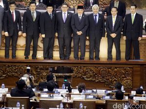 DPR Sahkan 9 Komisioner Baru KPI DPR Sahkan 9 Komisioner Baru KPI