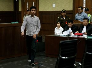 Hakim ke Pegawai Kafe Olivier: Jessica Ada Bisik-Bisik Sesuatu?