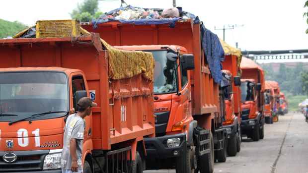 Truk sampah antre untuk menurunkan sampah di area Tempat Pembuangan Sampah Terpadu (TPST) Bantar Gebang, Bekasi, Jawa Barat, beberapa waktu lalu.