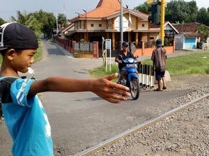 Kisah Doni Jaga Perlintasan Ditabrak Mobil Hingga Lihat Penampakan