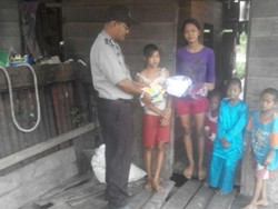 Pak Polisi Ini Daftarkan 2 Bocah yang Selamat Bertarung Lawan Buaya ke Sekolah